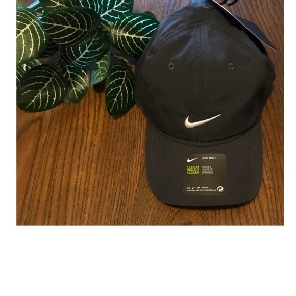 ❌SOLD OUT❌NIKE BOYS GRAY BASEBALL CAP SIZE 4-7 - Picture 2 of 3